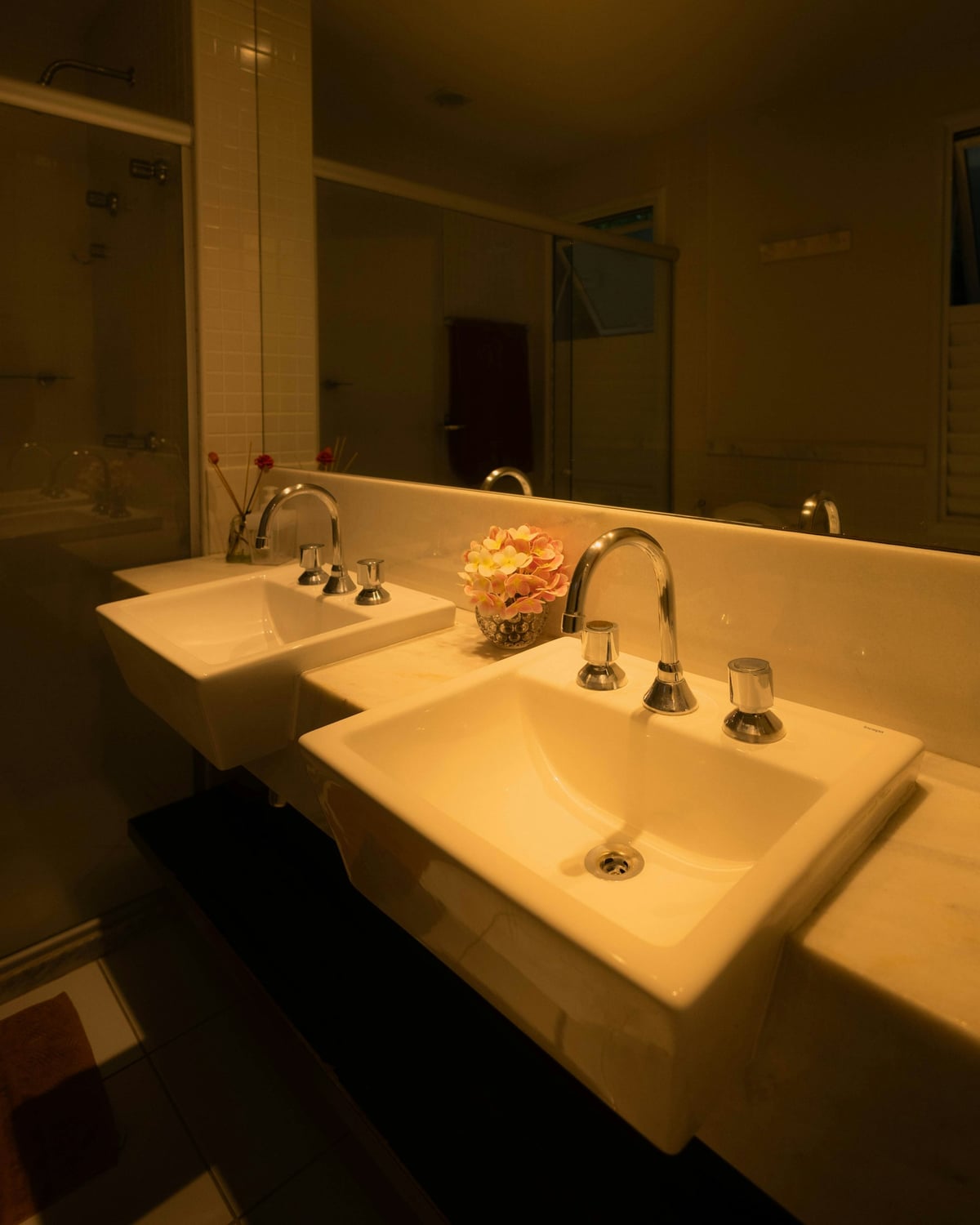 Nocna droga z sypialni do łazienki z delikatnym oświetleniem i wyraźnie zaznaczoną trasą